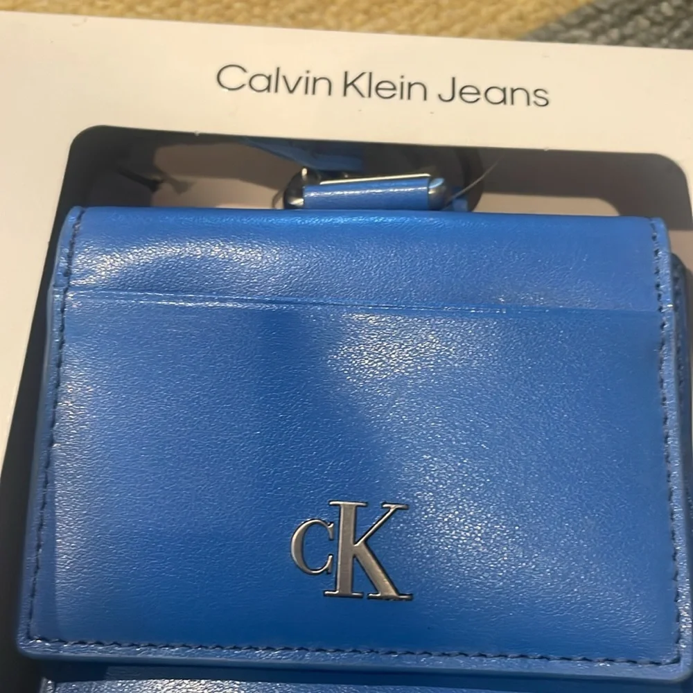 New In Box Men’s Calvin Klein Blue Leather Two-In-One Lanyard Travel Wallet Set
